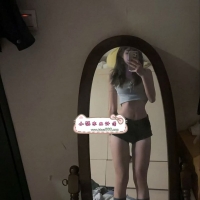 高挑纖瘦的學生妹 酷酷的外表氣場足