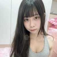 長髮乖乖女外表 胸卻大得太不合理  笑起來天真到讓人想...