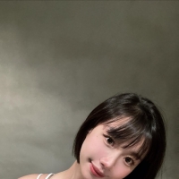 平常穿著職場套裝幹練俐落  嘴巴很會說